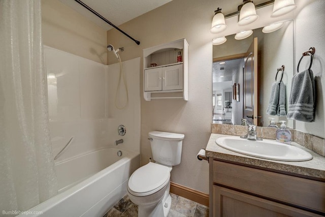 full bathroom with baseboards, shower / tub combo with curtain, toilet, and vanity