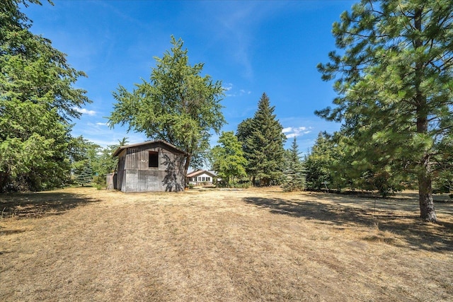 view of yard with an outbuilding