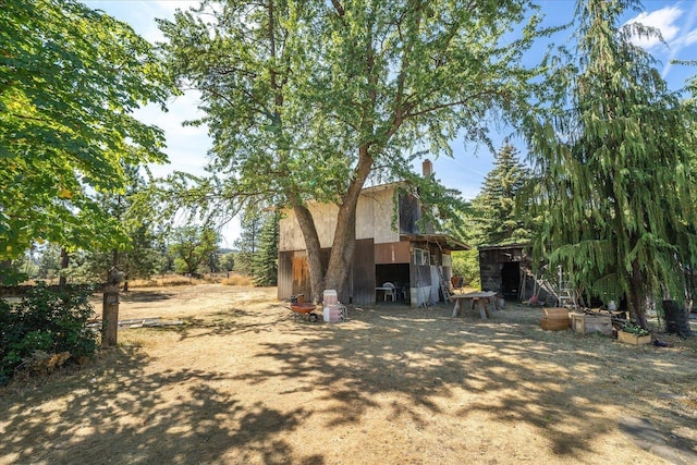 view of yard with an outdoor structure