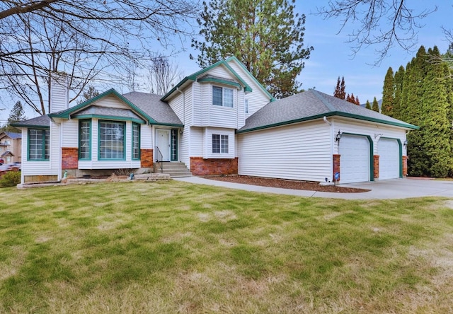 view of front facade with driveway, an attached garage, a front lawn, and a shingled roof