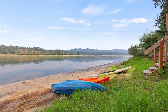 water view with a mountain view