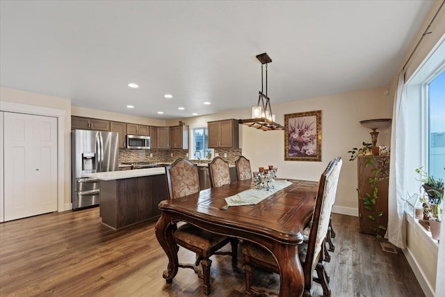 dining room with dark wood-style floors, recessed lighting, and baseboards