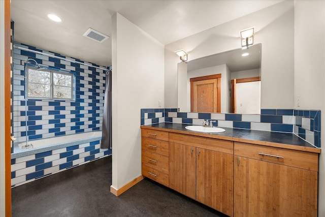 full bathroom featuring baseboards, visible vents, a shower with curtain, vanity, and recessed lighting