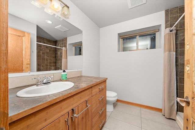 full bathroom featuring visible vents, toilet, tiled shower, baseboards, and tile patterned floors