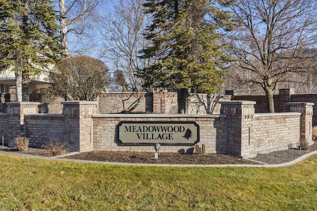 community sign with a yard