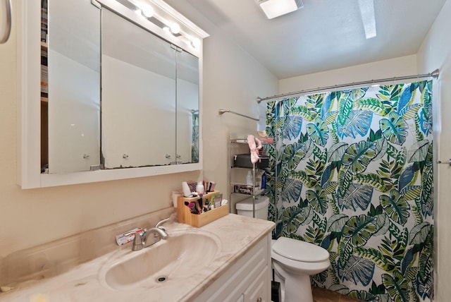 full bath featuring toilet, vanity, visible vents, and a shower with curtain