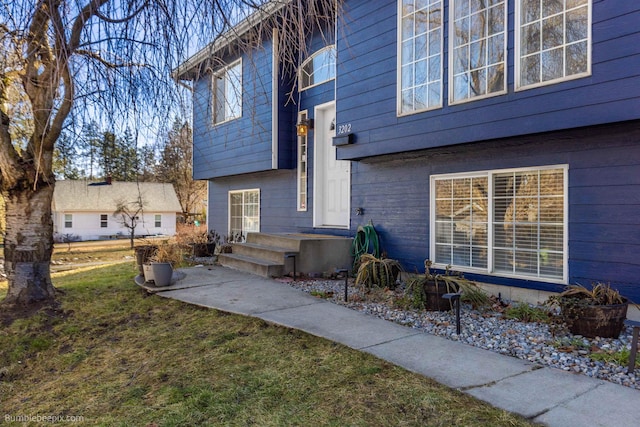 view of front of house with a front yard