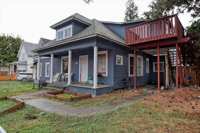 view of front of house with covered porch and fence