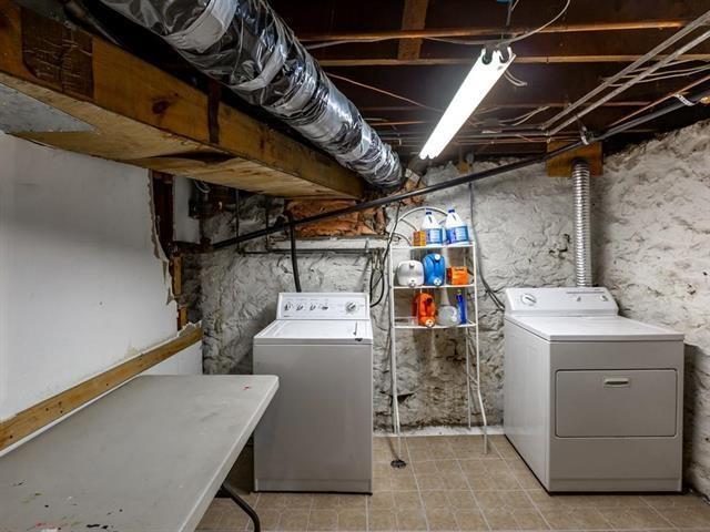 laundry room with laundry area and washing machine and dryer