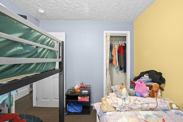 bedroom featuring carpet, a textured ceiling, and a closet