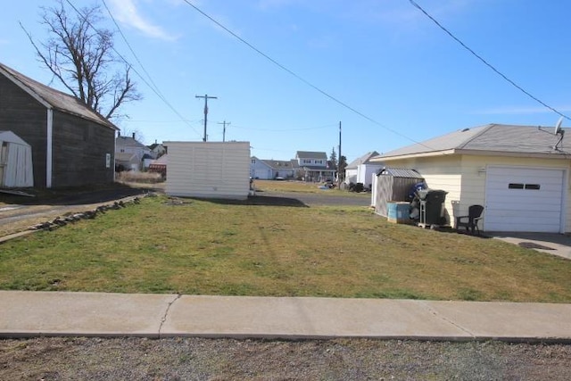 view of yard with an outbuilding