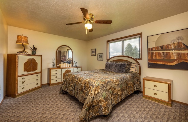 bedroom with ceiling fan, a textured ceiling, and carpet flooring