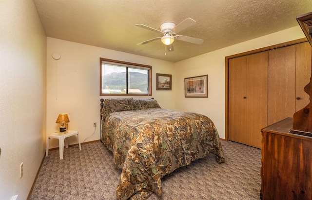 bedroom with carpet, a closet, a ceiling fan, a textured ceiling, and baseboards