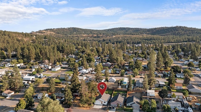 bird's eye view featuring a residential view, a mountain view, and a view of trees