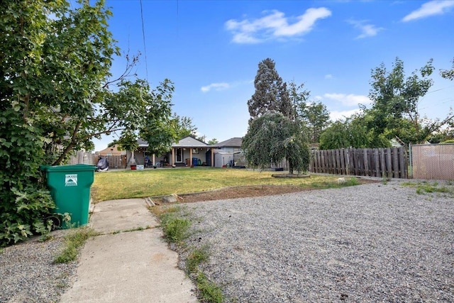 view of front of home featuring fence and a front lawn