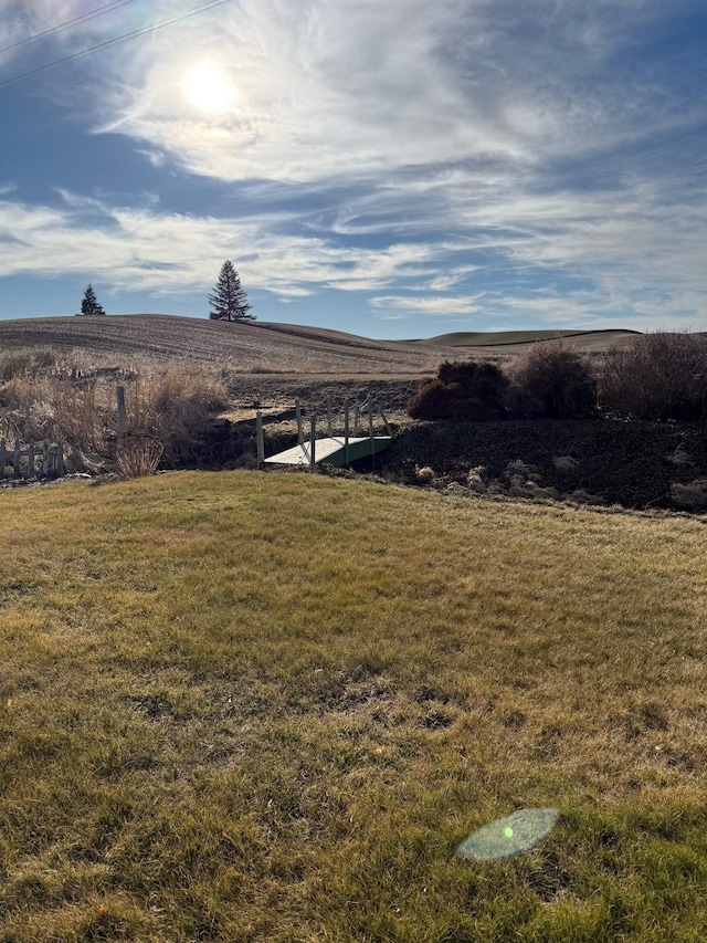 view of yard featuring a rural view