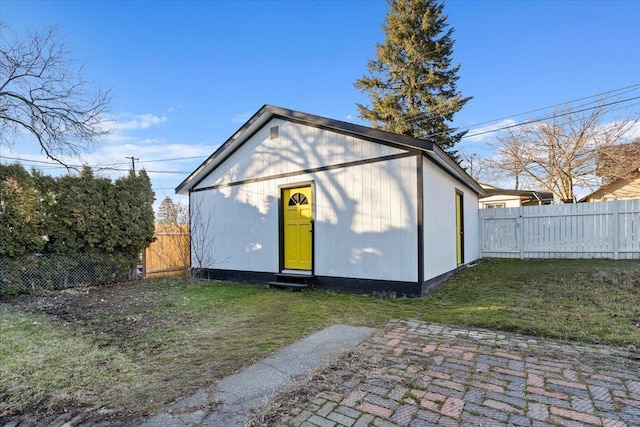 view of outdoor structure featuring a fenced backyard and an outdoor structure