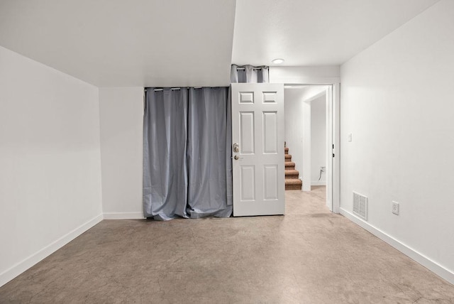 empty room with baseboards, visible vents, and concrete flooring