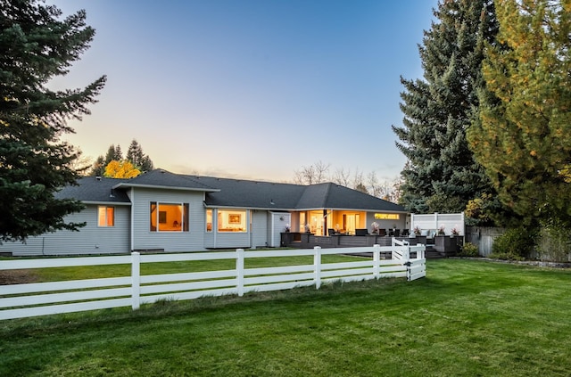 view of front of property featuring a fenced front yard and a front yard