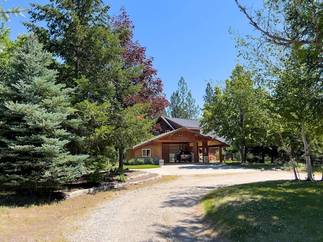 view of front facade featuring dirt driveway and a front yard