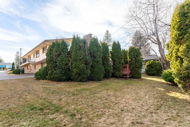 view of yard featuring driveway