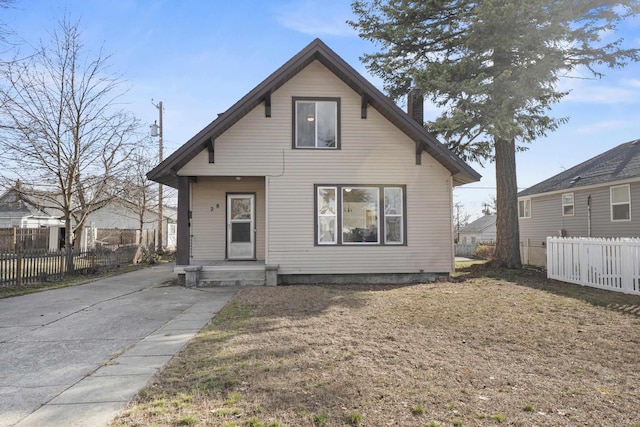 view of front of house with a front lawn and fence