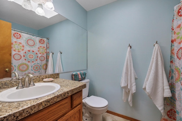 full bath featuring toilet, baseboards, a shower with shower curtain, and vanity