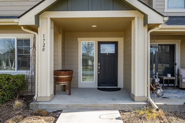 entrance to property featuring a shingled roof