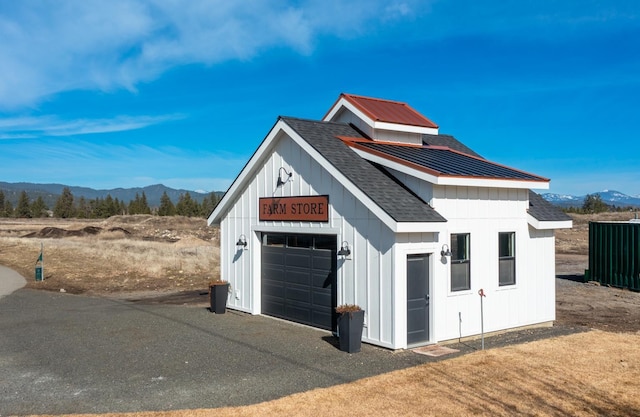 garage featuring a mountain view