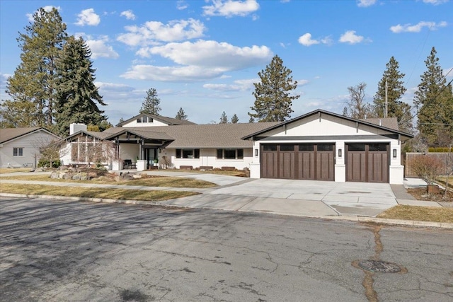 view of front facade featuring a garage and driveway