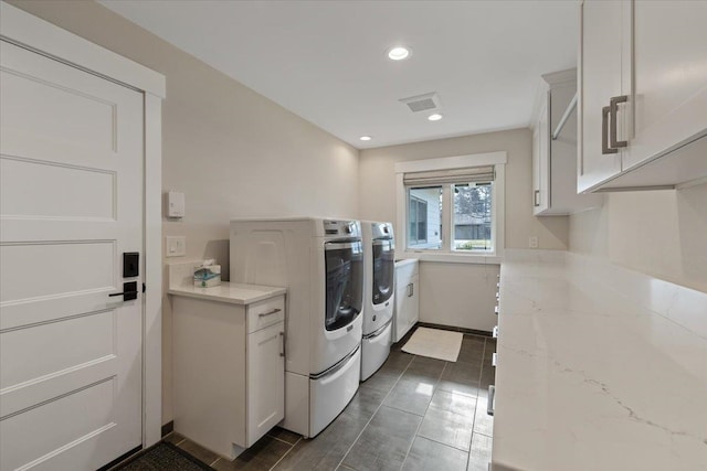 laundry room with recessed lighting, visible vents, independent washer and dryer, and cabinet space