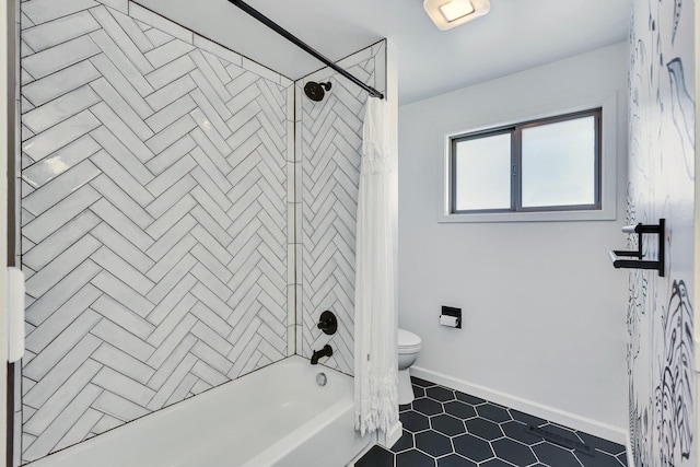 full bath featuring toilet, tile patterned floors, shower / tub combo with curtain, and baseboards