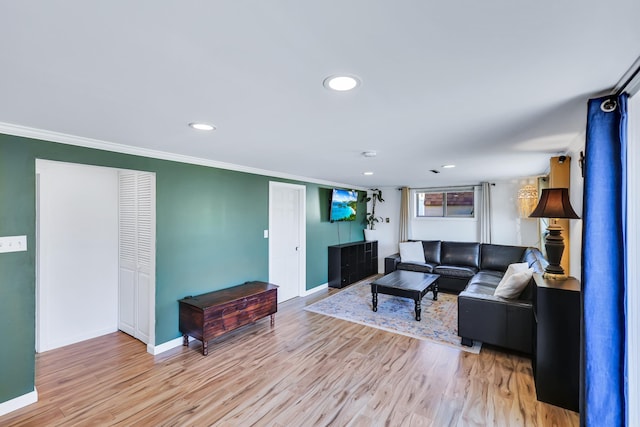 living room with light wood-type flooring, recessed lighting, baseboards, and ornamental molding