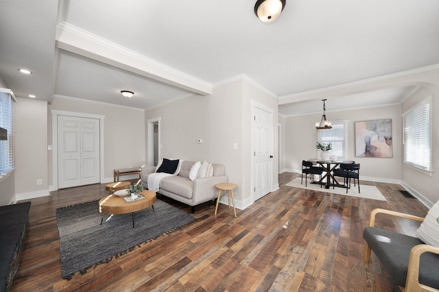 living room with crown molding, a chandelier, wood finished floors, and baseboards