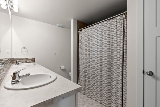 full bath featuring double vanity, visible vents, a sink, and a shower with shower curtain