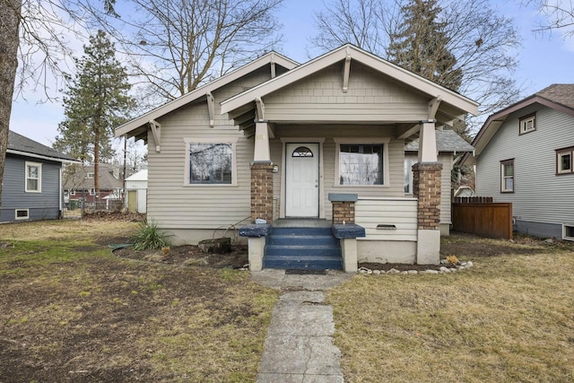 view of front of property featuring a front yard and fence