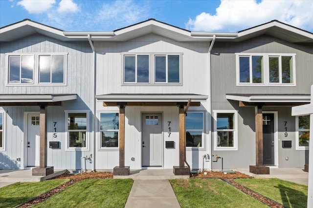 view of front of home with a front lawn