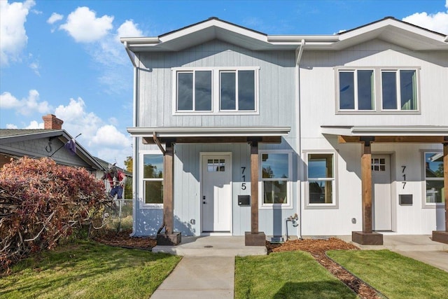 view of front of property featuring covered porch and a front yard