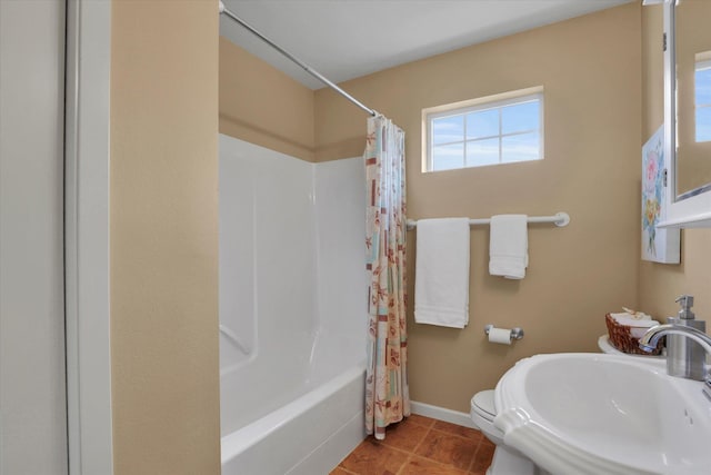 full bathroom with shower / bathtub combination with curtain, toilet, a sink, tile patterned flooring, and baseboards