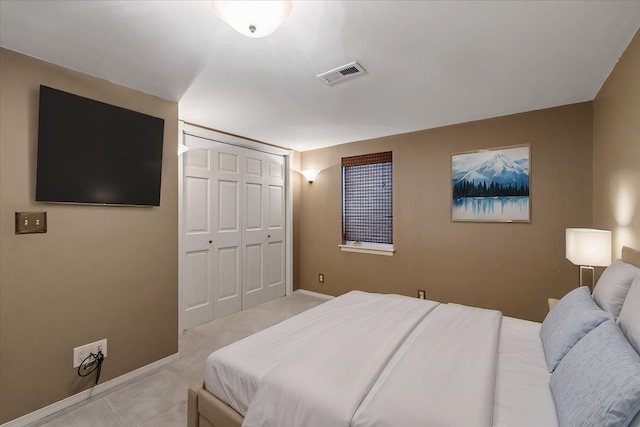 bedroom featuring a closet, visible vents, and baseboards