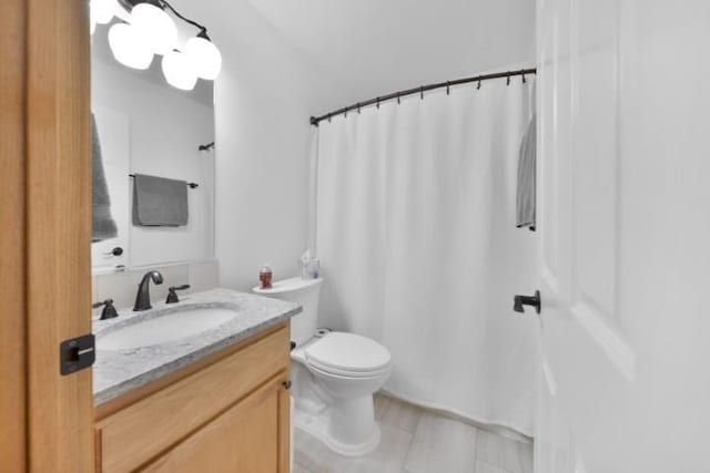 full bath featuring toilet, curtained shower, and vanity