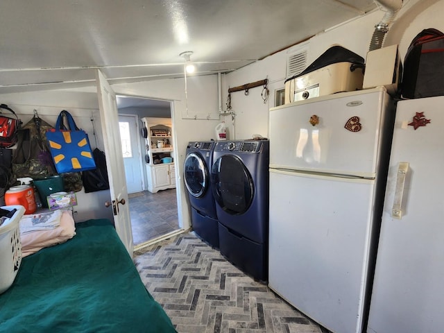 washroom with laundry area and independent washer and dryer