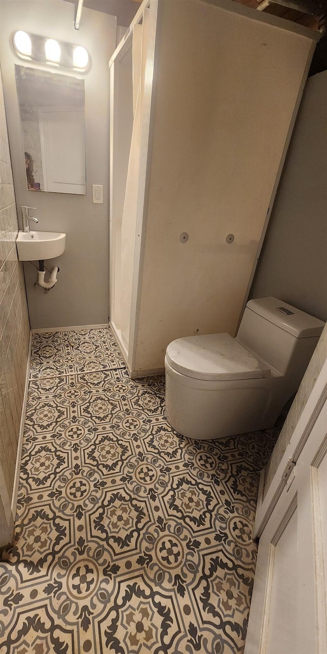 15650 Huddle Corner Rd, Harrington, WA 99134 - bathroom featuring toilet, a sink, and baseboards