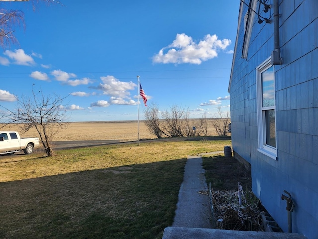 view of yard featuring a rural view