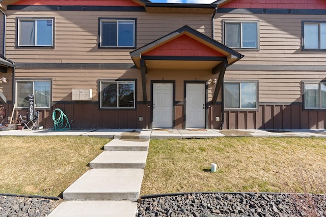 view of front of house with a front yard