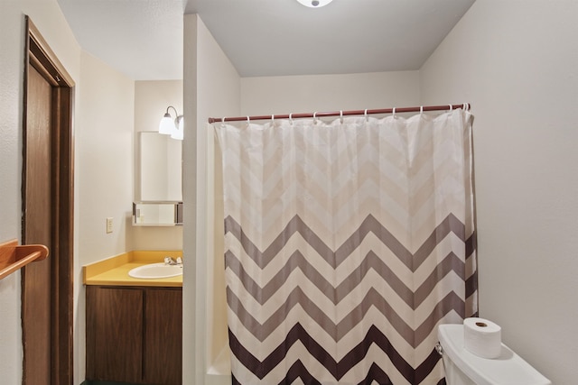 full bath featuring toilet, vanity, and a shower with shower curtain