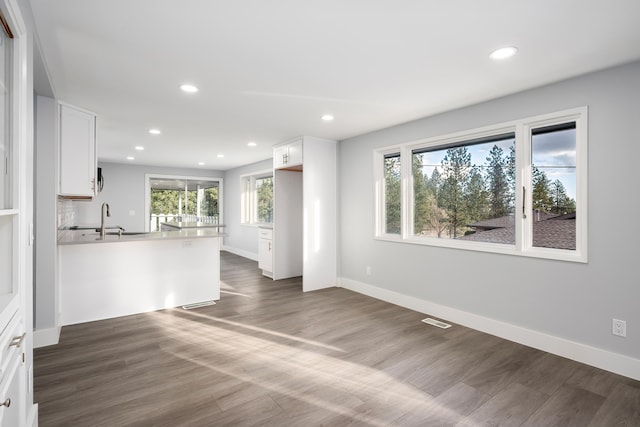 kitchen with dark wood-style floors, recessed lighting, visible vents, white cabinetry, and baseboards