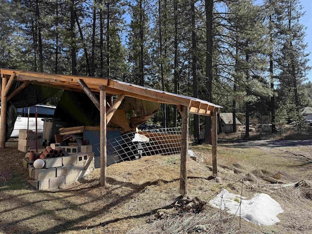 view of yard with an outdoor structure