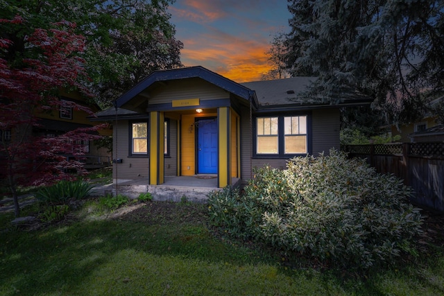 bungalow featuring fence