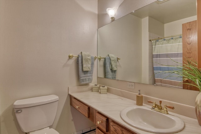 full bathroom featuring toilet, a shower with shower curtain, and vanity